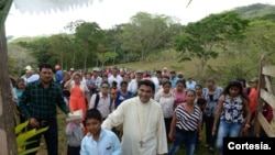 ARCHIVO - Monseñor Rolando Álvarez en de abril de 2018 en una comunidad rural en Matagalpa. [Foto: Cortesía de Óscar Navarrete, La Prensa]