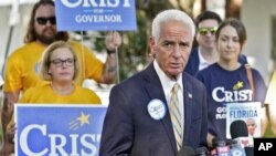 El representante de EEUU Charlie Crist, demócrata por Florida, habla con los medios de comunicación antes de votar el martes 23 de agosto de 2022 en St. Petersburg, Florida. (Foto AP/Chris O'Meara)