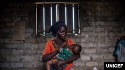 Une maman allaitante, en République démocratique du Congo. (Photo Unicef)