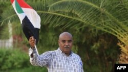 Le journaliste soudanais Abdel Moneim Abu Idris célèbre son élection à la tête du Syndicat des journalistes, après une absence de 33 ans due à la dissolution de cet organe en 1989, au Dar Al-Muhandis de la capitale Khartoum, le 29 août 2022.