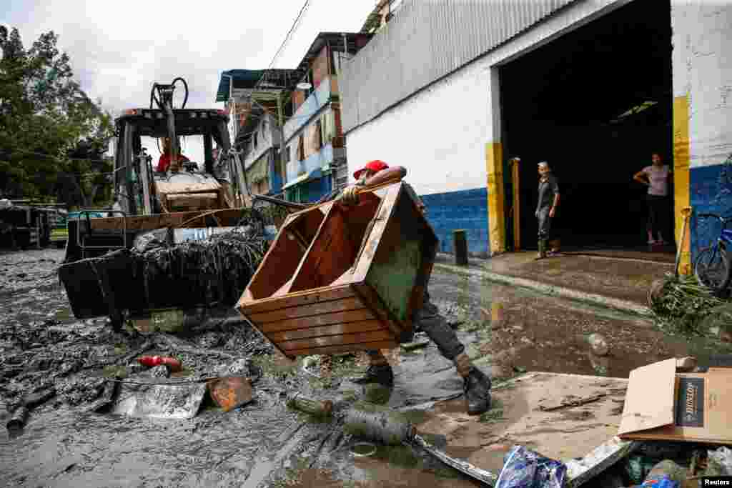 Las fuertes lluvias elevaron el nivel del río que terminó desbordándose y afectando a los habitantes del barrio caraqueño de Petare.