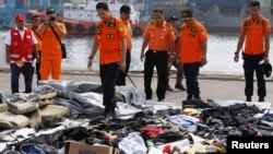 Barang-barang penumpang pesawat Lion JT 610 dikumpulkan di pelabuhan Tanjung Priok, Jakarta (30/10). 
