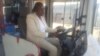 Sophie Diouck au volant d’un bus de la société Dakar Dem Dikk, à Dakar, Sénégal, 25 février 2017. (VOA/Seydina Aba Gueye)