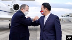 Menteri Luar Negeri Taiwan Joseph Wu (kanan), menyambut kedatangan Mantan Ketua Kepala Staf Gabungan Laksamana Mike Mullen setibanya di Bandara Songshan Taipei di Taipei, Taiwan, Selasa, 1 Maret 2022. (Kementerian Luar Negeri Taiwan via AP)