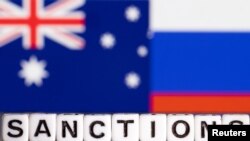 Huruf plastik bertuliskan "Sanksi" diletakkan di depan warna bendera Australia dan Rusia dalam ilustrasi ini diambil 28 Februari 2022. (Foto: REUTERS/Dado Ruvic)