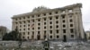 Un miembro del Servicio de Emergencia de Ucrania observa el edificio del ayuntamiento en la plaza central luego del bombardeo en Kharkiv, Ucrania, el martes 1 de marzo de 2022.
