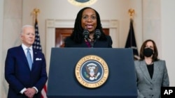 Ketanji Brown Jackson habla después de que el presidente Joe Biden anunciara a Jackson como su candidato a la Corte Suprema en el Cross Hall de la Casa Blanca, el viernes 25 de febrero de 2022, en Washington. La vicepresidenta Kamala Harris escucha a la derecha.
