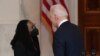 La jueza Ketanji Brown Jackson le da la mano al presidente Joe Biden después de ser nominado para juez asociado de la Corte Suprema de Estados Unidos en la Casa Blanca en Washington, DC, el 25 de febrero de 2022.
