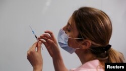 Seorang pekerja medis bersiap untuk memberikan suntikan vaksinasi Covid-19 kedua di Tel Aviv Sourasky Medical Center, Israel, 10 Januari 2021. (Foto: Reuters)