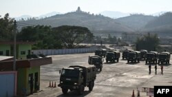 ကရင်ပြည်နယ် မြဝတီခရိုင် ကျောက်ခက်မြို့က အွန်လိုင်းငွေလိမ်ဂိုဏ်းတွေမှာ လူကုန်ကူးခံရသူတွေကို ထိုင်း-မြန်မာနယ်စပ်မှာ ထိုင်းစစ်တပ်က လာရောက်ခေါ်ယူနေစဉ် (ဖေဖော်ဝါရီ ၁၂၊ ၂၀၂၅)