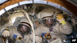 Kosmonauti agencije NASA Aleksandar Misurkin, levo, i Anton Škaplerov tokom kontrole unutar Međunarodne svemirske stanice