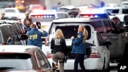Des agents de l'ATF et du FBI arrivent à l'aéroport international de Fort Lauderdale-Hollywood après la fusillade qui a causé la mort d’au moins cinq personnes, en Floride, le 6 janvier 2017. 