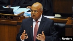 Le ministre Pravin Gordhan explique le nouveau budget au Parlement à Cape Town, le 27 février 2013. 