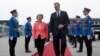 Predsednik Srbije Aleksandar Vučić i predsednica Evropske komisije Ursula fon der Lajen na beogradskom aerodromu (Foto: AP/Serbian Presidential Press Service) 
