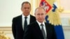 Imagem de Arquivo: Presidente russo Vladimir Putin e atrás de si o ministro das Relações Exteriores Sergey Lavrov