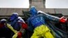 У Софії частини монумента Радянської армії в Софії розфарбували в кольори українського прапора на знак протесту проти російської агресії.  28 лютого 2022 рроку. AP Photo/Валентина Петрова