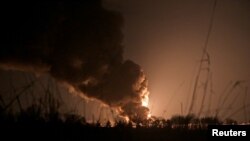Depósito de petróleo atingido por forças russas na região de Kyiv