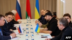 Delegações da Rússia (esq) e da Ucrânia (dir) em negociações, Bielorrússia, 28 Fevereiro 2022