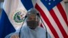 Un trabajador de la salud desinfecta el podio y los micrófonos antes de una conferencia de prensa ofrecida por la embajada de Estados Unidos en en San Salvador, el 26 de mayo de 2020.