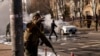 Soldados ucranianos toman posiciones contra la invasión rusa en Kiev el 26 de febrero de 2022.