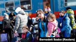 Des réfugiés fuyant l'Ukraine arrivent dans une gare à Zahony, en Hongrie, le 27 février 2022.