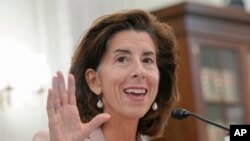 ARCHIVO - La secretaria de Comercio, Gina Raimondo, testifica durante una audiencia del Senado sobre Comercio, Ciencia y Transporte el 4 de octubre de 2023 en el Capitolio de Washington.