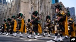 Los gaiteros de NYPD Emerald Society desfilan frente a la Catedral de St. Patrick en Nueva York el sábado, 17 de marzo de 2018, en el desfile del Día de San Patricio.