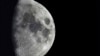 Cráteres de impacto cubren la superficie de la Luna, vista desde Berlín, Alemania, el martes 11 de enero de 2022. 