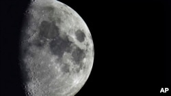 Cráteres de impacto cubren la superficie de la Luna, vista desde Berlín, Alemania, el martes 11 de enero de 2022. 