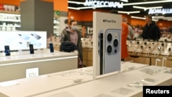 Продукция Apple в одном из магазинов Омска. Россия. 2022г. Reuters.