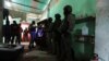 Los operativos de las fuerzas policiales y militares del Estado ecuatoriano se focalizan en la captura de cargamentos de droga, armas y en atacar las estructuras crimen organizado. Efectivos captados durante operativo de este 1 de febrero en un vecindario de Duran, Ecuador.