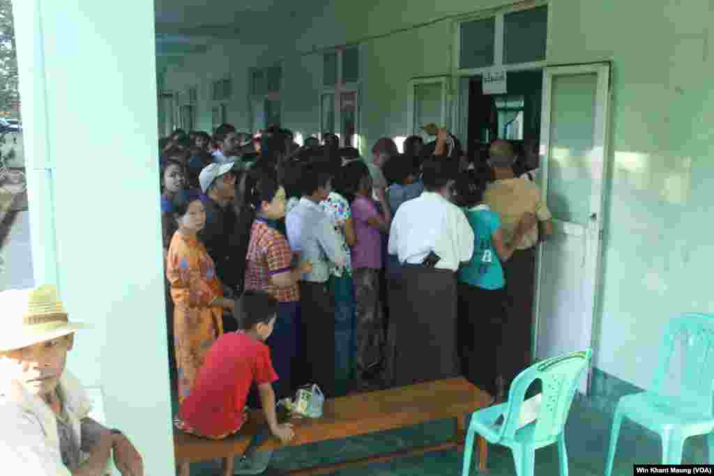 Myanmada o'tgan parlament saylovlarida Aun San Su Kiy boshliq muxolif partiya, Demokratiy uchun milliy liganing qo'li baland kelgan. Hukmron partiya mag'lubiyatini tan olmoqda. Oxirgi chorak asrda o'tkazilgan ilk erkin saylovlar bu.
