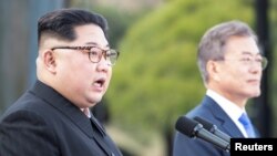 김정은 북한 국무위원장과 문재인 한국 대통령이 지난 4월 남북정상회담에서 판문점 공동선언문을 발표하고 있다.