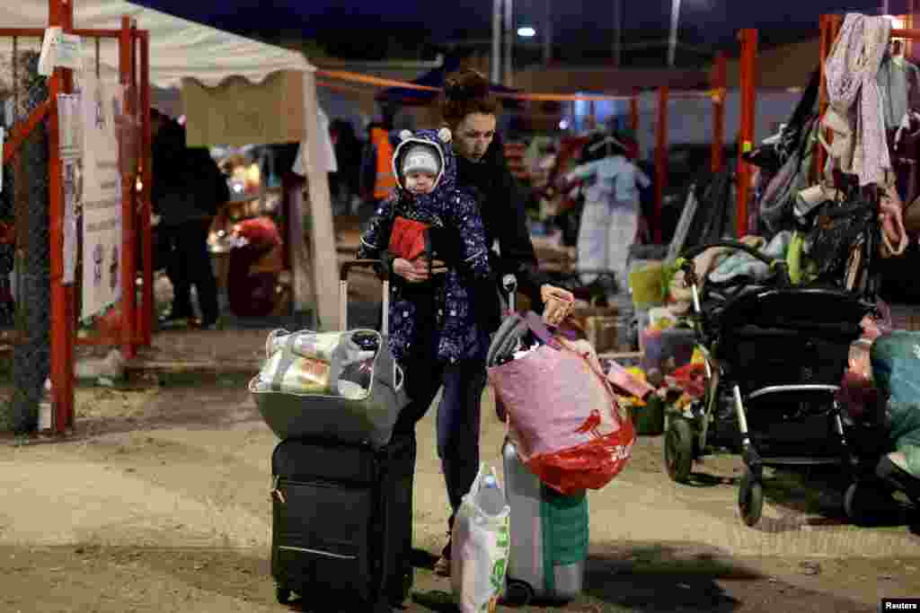 Una mujer sostiene a un niño en la frontera entre Ucrania y Eslovaquia luego de la invasión rusa de Ucrania, en Vysne Nemecke, Eslovaquia, el 4 de marzo de 2022.