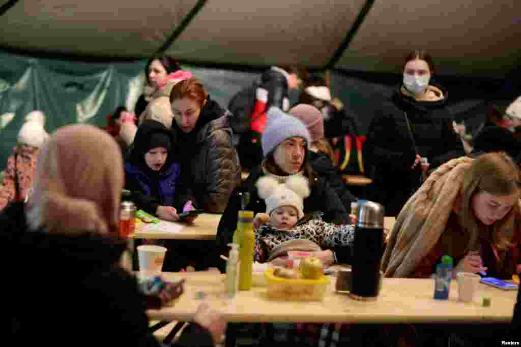 Refugiados de Ucrania esperan en la frontera entre Ucrania y Eslovaquia tras la invasión rusa en Vysne Nemecke, Eslovaquia, el 4 de marzo de 2022. 