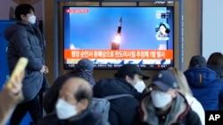 지난 5일 한국 서울역에 설치된 TV에서 북한의 탄도미사일 발사 관련 보도가 나오고 있다. (자료사진)