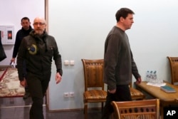 미하일로 포돌랴크(오른쪽) 우크라이나 대통령실 고문이 지난 3일 러시아와의 정전협상 2차 회담장에 들어서고 있다. 이어서 들어오는 사람은 올렉시 레즈니코프 국방장관. (자료사진)