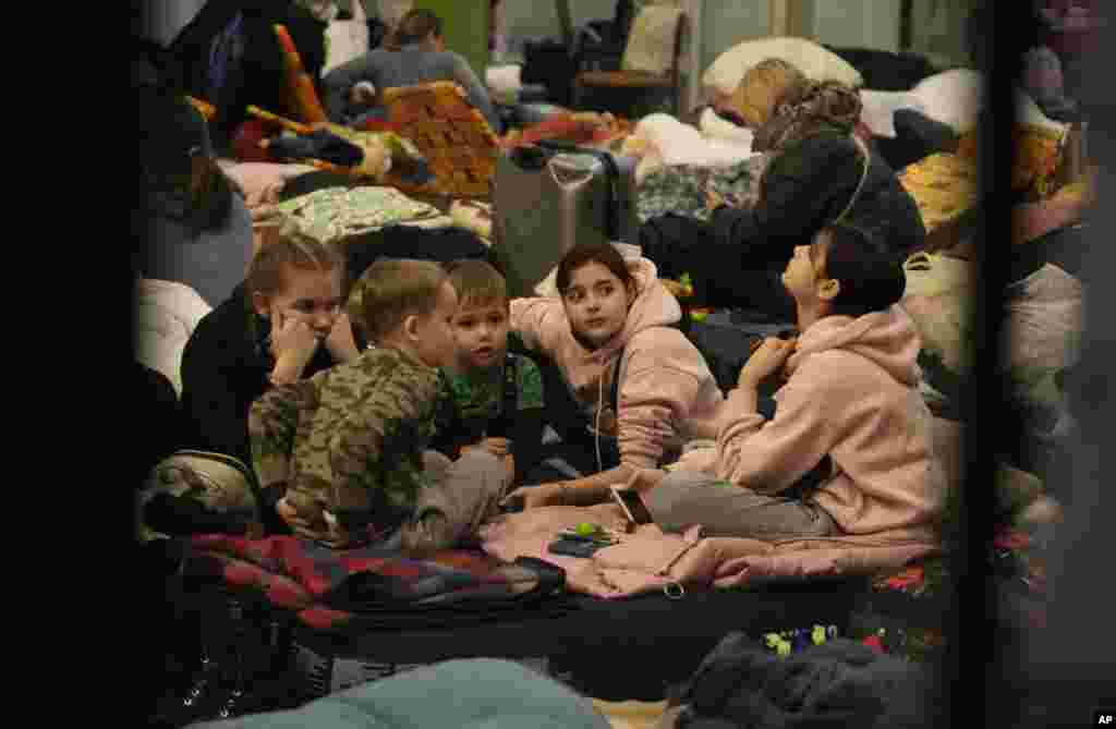 Niños refugiados de Ucrania juegan en un albergue para mujeres y niños en la estación de tren en Przemysl, Polonia, el jueves 3 de marzo de 2022. 