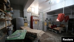 Sebuah ruangan di rumah sakit yang hancur akibat serangan udara di kawasan yang dikuasai pemberontak di Aleppo, 1 Oktober 2016.
