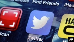 Une application Twitter sur un téléphone portable, le 18 octobre 2013.