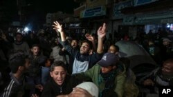 شادی فلسطینی‌های ساکن دیرالبلح در غزه از اعلام توافق آتش‌بس.