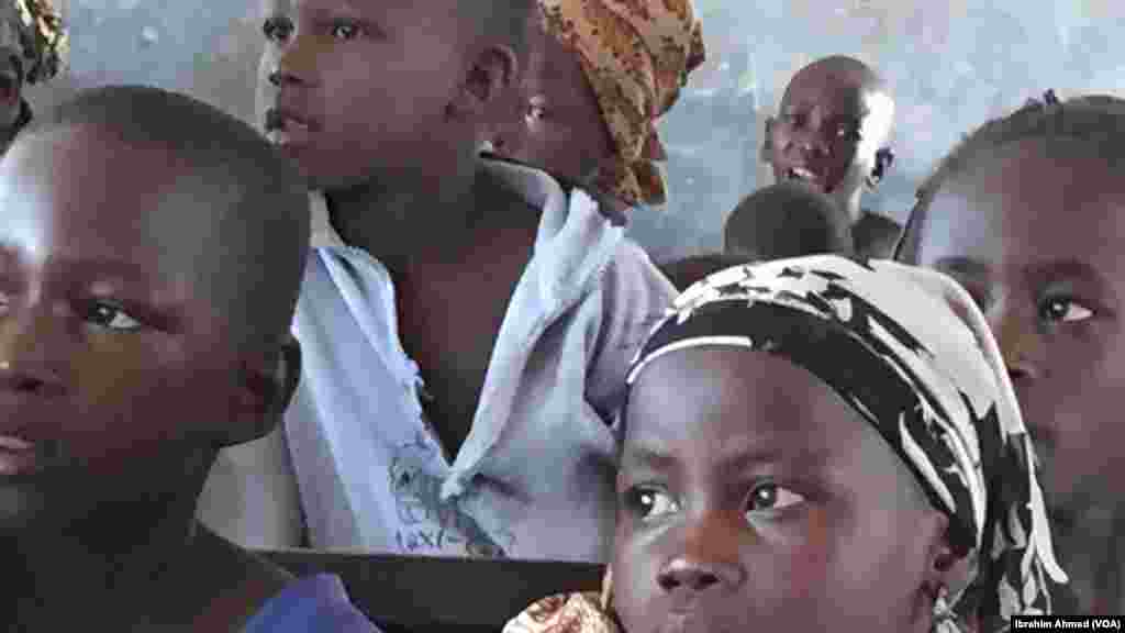 Yara fiye da dubu daya suke karatu a wannan makarantar dake jikin sansanin 'yan gudun hijira Na Damare a Jihar Adamawa. Hedimasta da akasarin malamansu ma 'Yan gudun hijira ne daga sassa dabam dabam na Adamawa da Borno.
