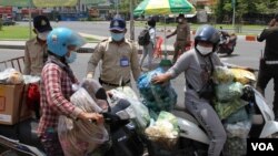 រូបឯកសារ៖ អាជ្ញាធរកំពុងរឹតបន្តឹងការធ្វើដំណើរក្នុងរាជធានីភ្នំពេញ ក្នុងអំឡុងពេលបិទខ្ទប់ក្នុងរាជធានីភ្នំពេញ ដើម្បីទប់ស្កាត់ការឆ្លងរាលដាលនៃជំងឺកូវីដ១៩ នៅថ្ងៃទី១៥ ខែមេសា ឆ្នាំ២០២១។ (កាន់ វិច្ឆិកា/វីអូអេ)