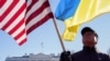 Ілюстративне зображення: активіст тримає американський та український прапори біля Білого дому у Вашингтоні. 29 січня 2022 року. Фото Reuters 