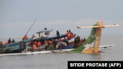 Des secouristes recherchent les survivants d'un avion de Precision Air qui a plongé dans le lac Victoria alors qu'il tentait d'atterrir dans la ville de Bukoba, en Tanzanie, le 6 novembre 2022. 