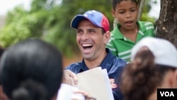 "Unos mandados del PSUV a tiros pretendieron evitar la visita a Cotiza, el pueblo igualito salió a recibirnos!", escribió Capriles en su cuenta de Twitter.