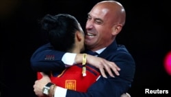 Mantan ketua Federasi Sepak Bola Spanyol, Luis Rubiales (kanan) dan pemain putri, Jenni Hermoso (foto: dok). 