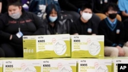 Cajas con máscaras contra el COVID-19 en una escuela en Camden, Nueva Jersey, el 9 de febrero del 2022.