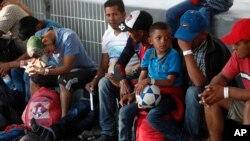 ARCHIVO. Cientos de migrantes centroamericanos caminan y hacen autostop por la región como parte de una nueva caravana de migrantes que esperan llegar a Estados Unidos.