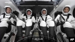 Cette photo d'archive fournie par SpaceX montre l'équipage de SpaceX assis dans le vaisseau spatial Dragon le vendredi 8 avril 2022 à Cap Canaveral, en Floride.